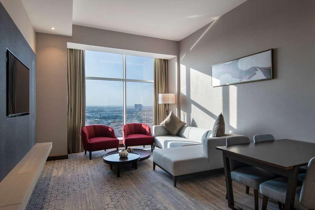 Ramada By Wyndham King Fahd Road فندق الرياض
