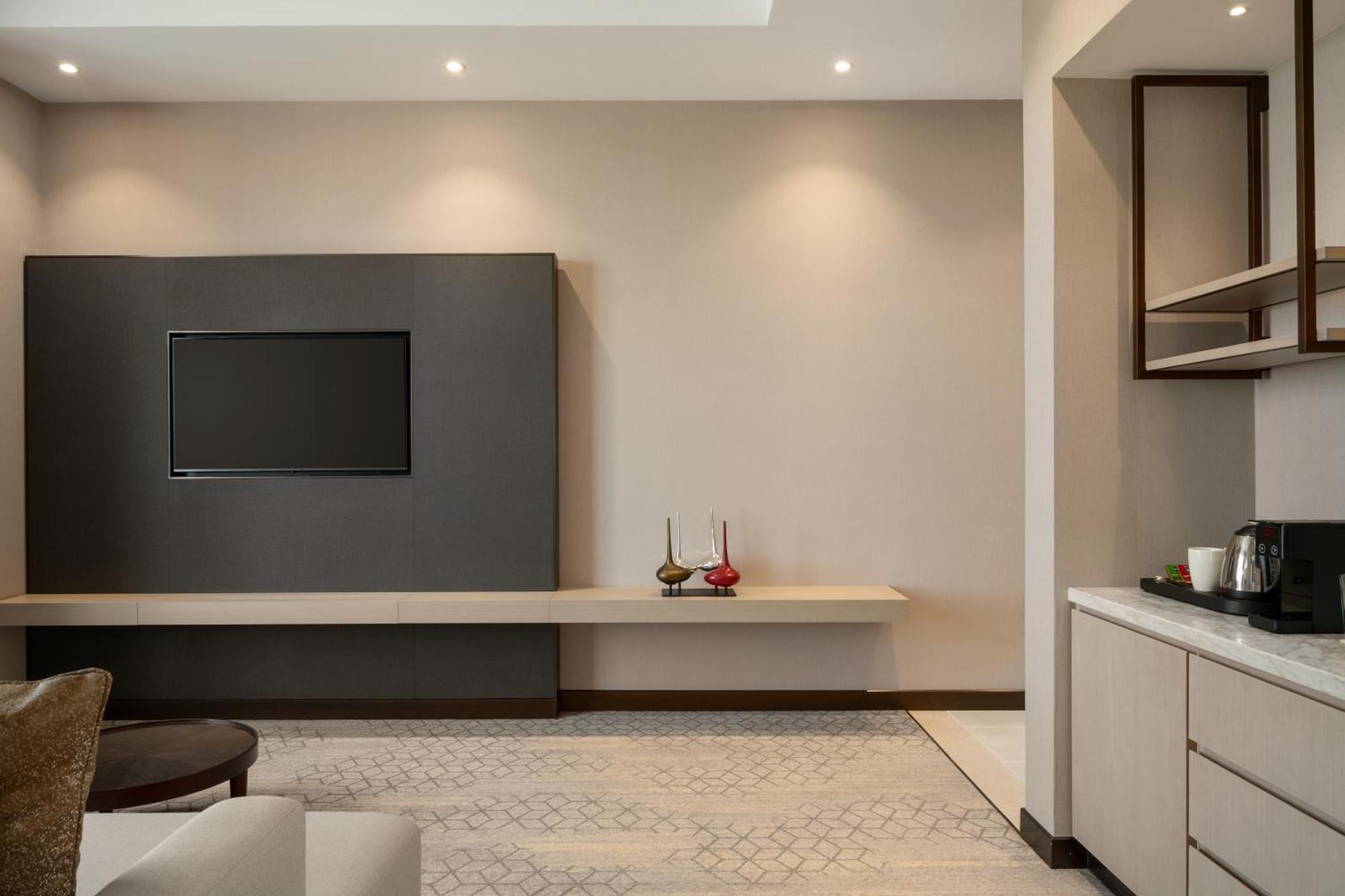 Ramada By Wyndham King Fahd Road فندق الرياض