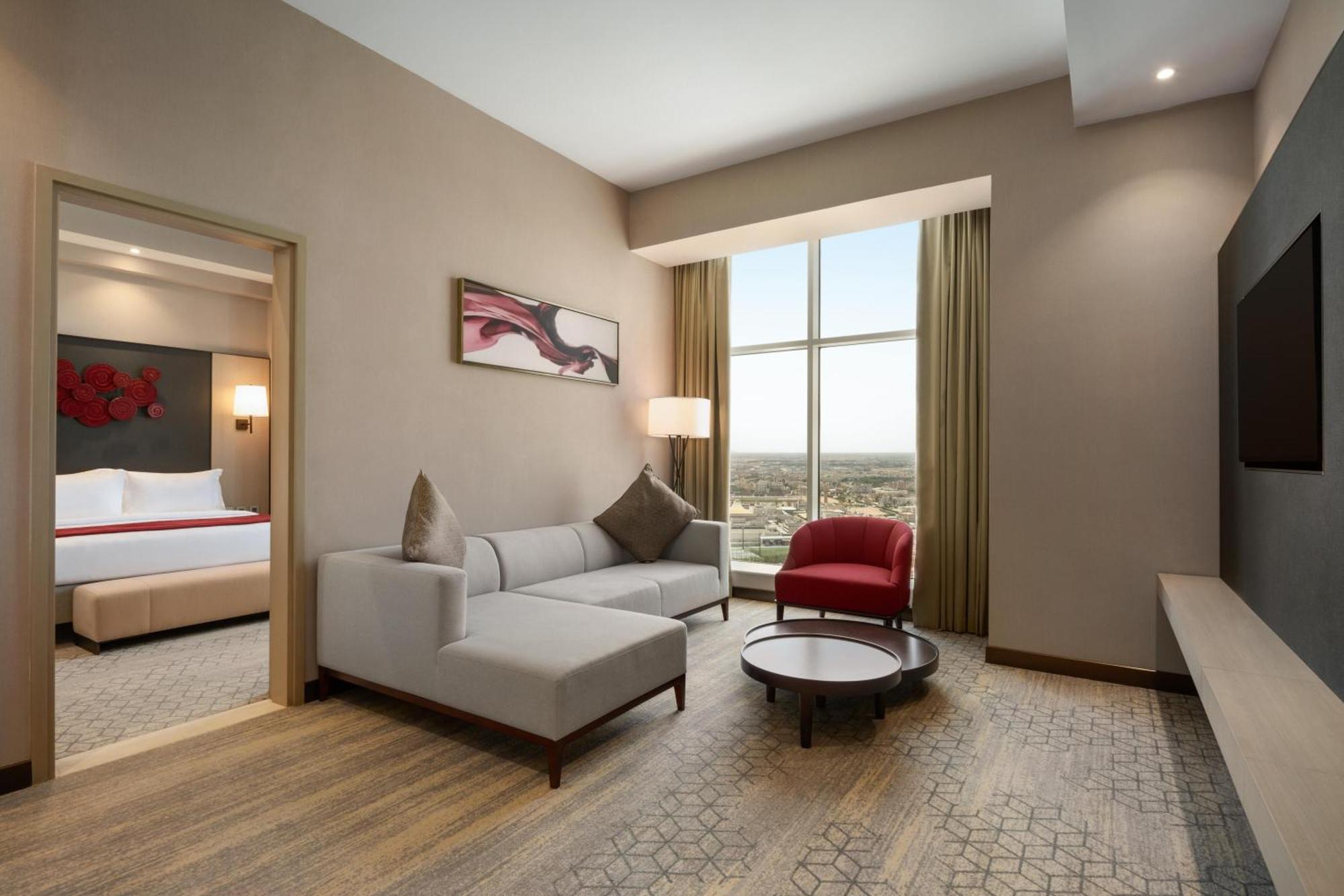 Ramada By Wyndham King Fahd Road فندق