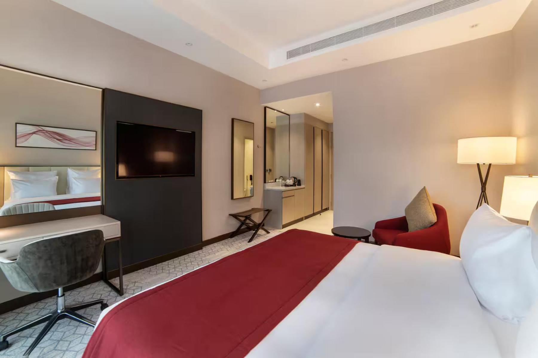 Ramada By Wyndham King Fahd Road فندق