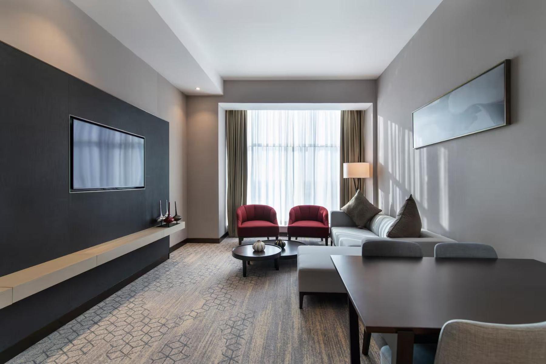Ramada By Wyndham King Fahd Road فندق الرياض