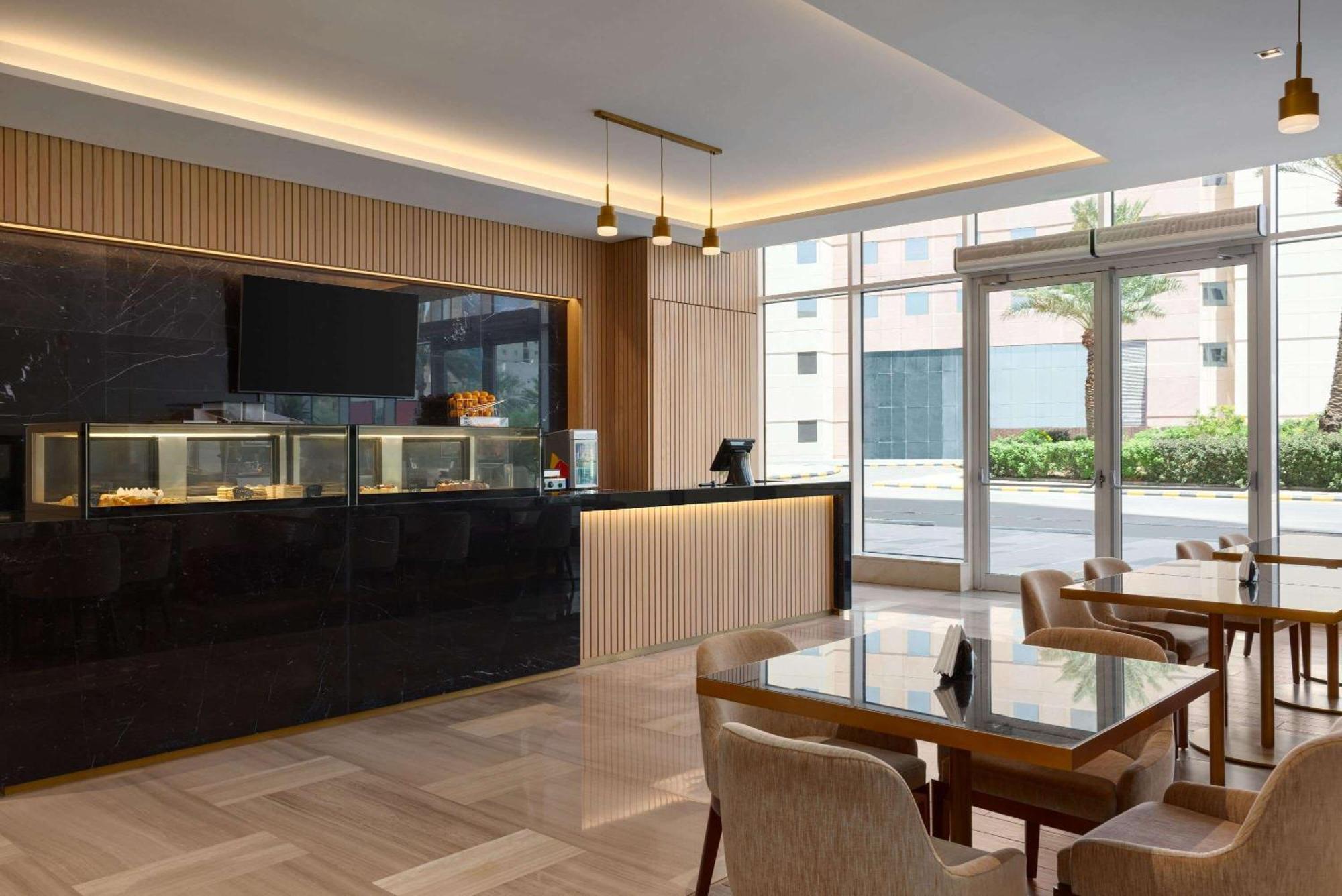 فندق Ramada By Wyndham King Fahd Road