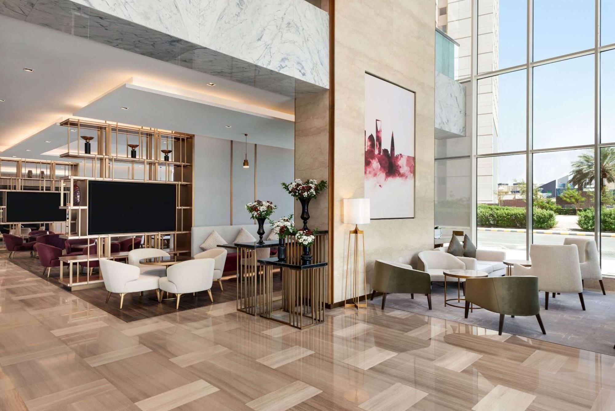 Ramada By Wyndham King Fahd Road فندق الرياض