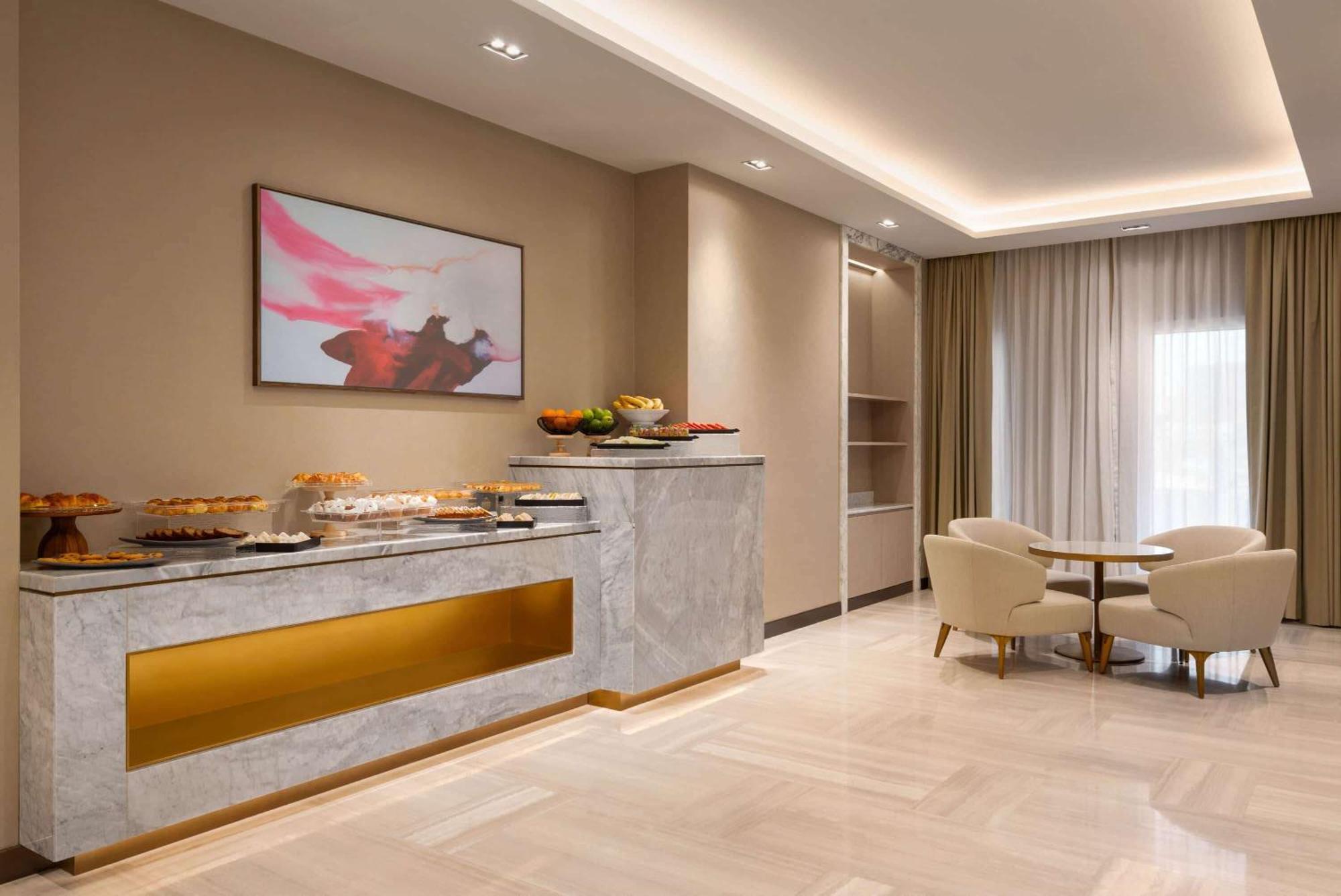 Ramada By Wyndham King Fahd Road فندق 5*